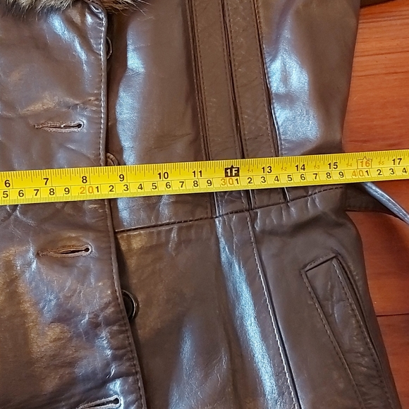 SOLD SOLD SOLD Leather trench with fur collar. Jonathan Christopher size 12 - Picture 15 of 16